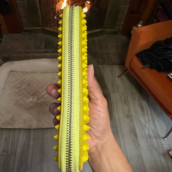 Christian Louboutin - Picture 8 of 12